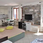 Apartments & Rooms Riva